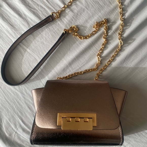 Gorgeous and cute metallic silver mini crossbody. - Picture 3 of 7